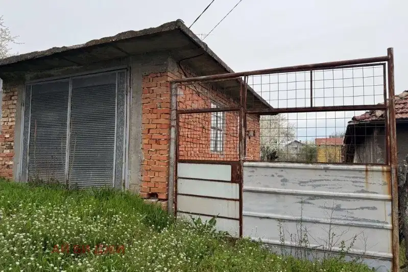 Къща с двор в с. Червена вода, област Русе