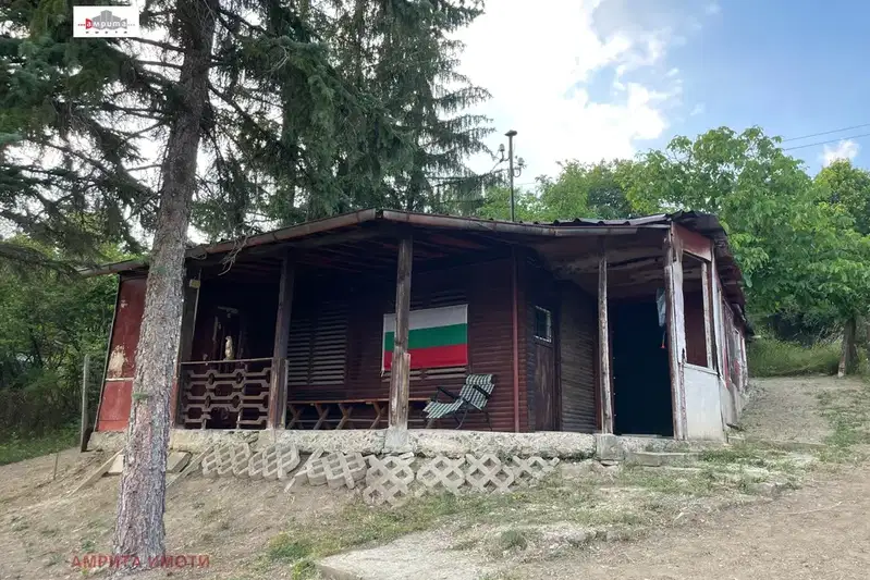 Вила с 2 стаи в с. Чибаовци с южна панорама