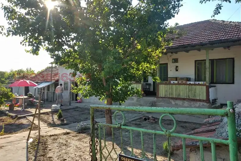 Къща с 2 500 кв.м двор в с. Драгомирово, обл. Велико Търново