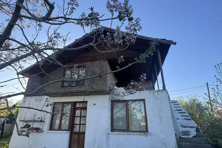 Къща с 5 стаи и голям двор в с. Държава, обл. Стара Загора