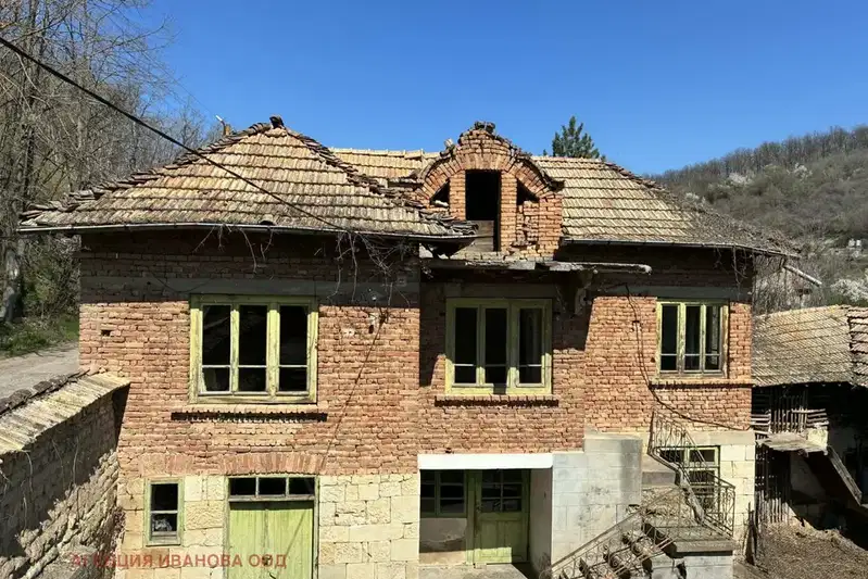 Двуетажна къща с голям двор в с. Гърчиново, обл. Търговище