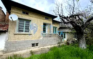 Къща във Велико Търново, с. Хотница