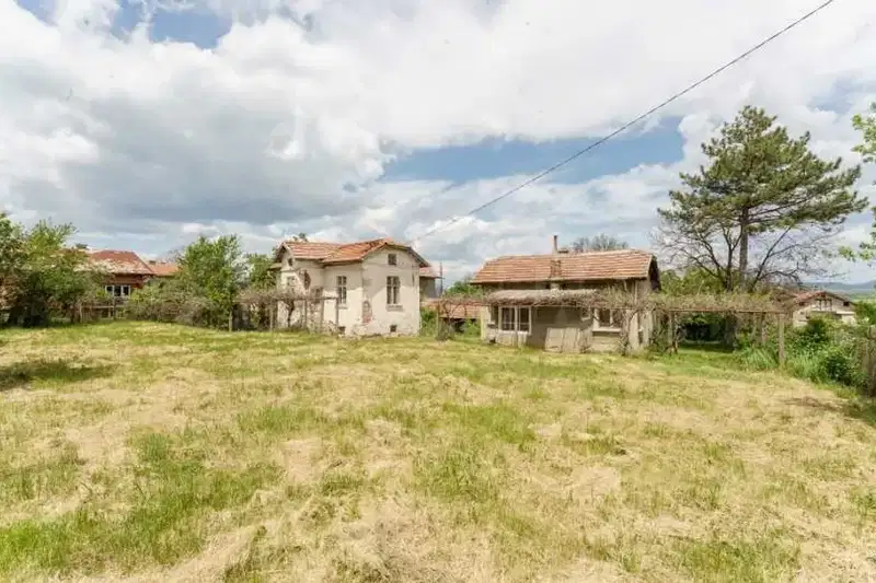 House in Oblast Pernik, Izvor