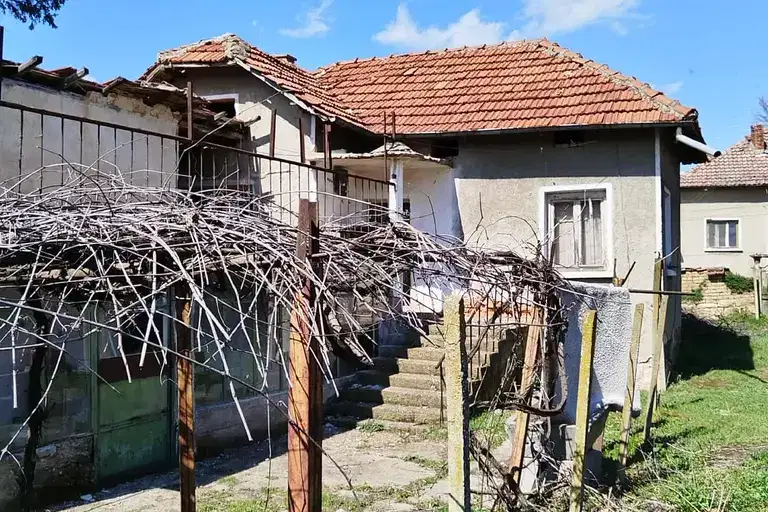Къща във Враца, с. Лесура