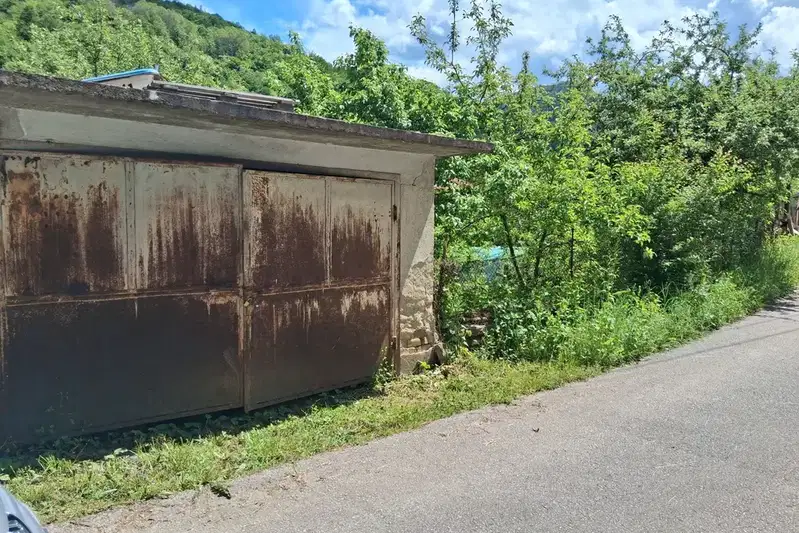 Къща с 4 стаи в с. Лопян, област София с гараж и стопанска постройка