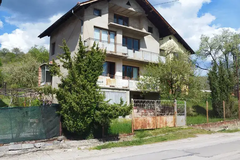 Къща в Перник, с. Люлин
