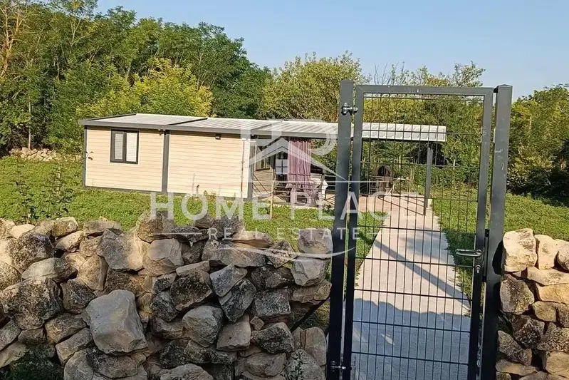 Къща във Варна, с. Млада гвардия