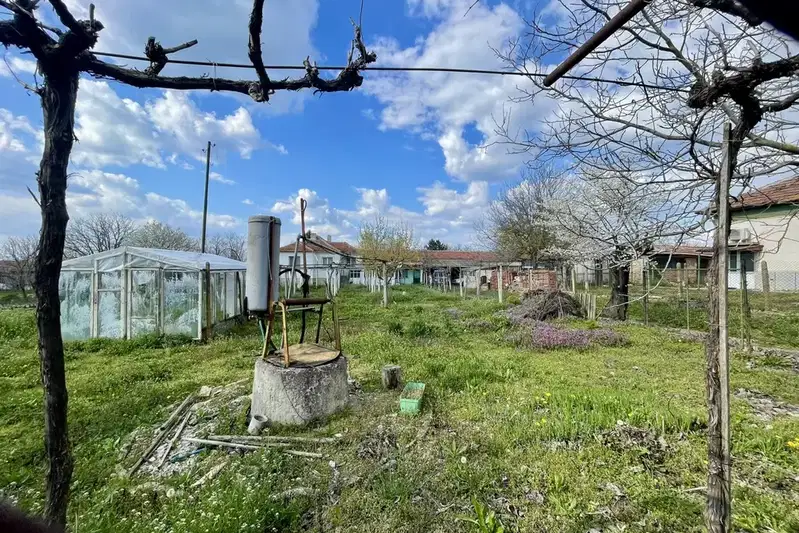 Къща с голям двор в с. Неофит Рилски, област Варна