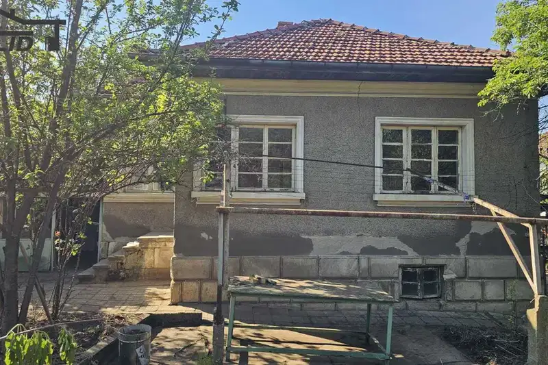 Къща с 2 спални и гараж в с. Николово, обл. Русе