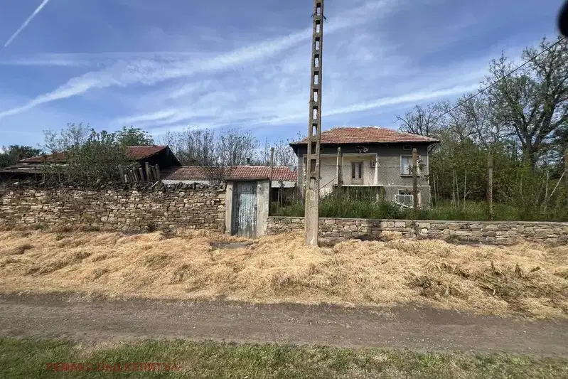 Двуетажна къща с 6 стаи в с. Патреш, обл. Велико Търново