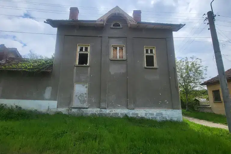 Двуетажна къща с двор в с. Петърница, област Плевен