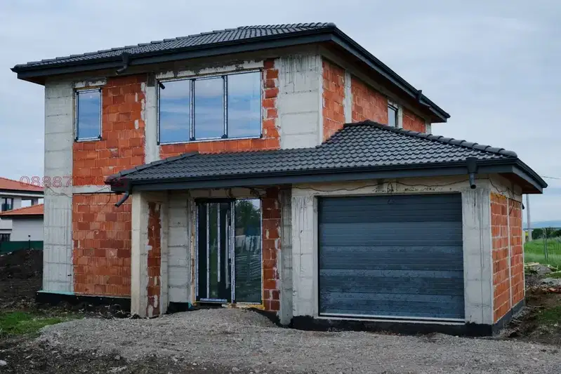 4-bedroom house in s. Prolesha with garage and mountain view