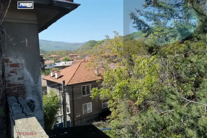 Large 4-storey house with panoramic view in the village of Parvenets