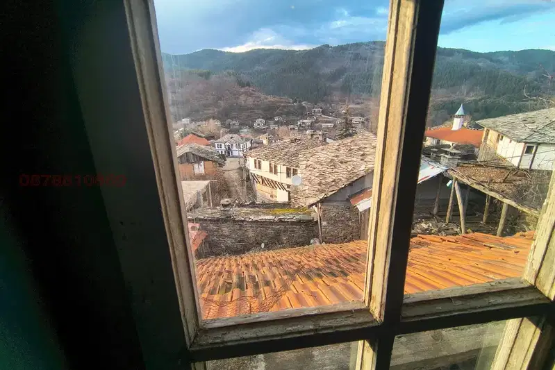 Къща с 2 стаи в с. Сатовча с планинска гледка