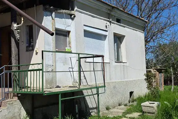 Къща с 4 стаи в с. Славеево, област Добрич с двор