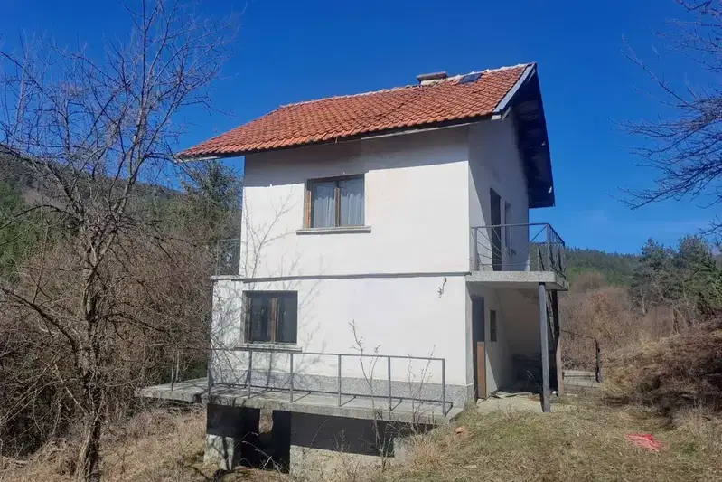 Масивна къща с двор в с. Свидня, област София