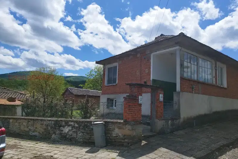 Къща с 3 стаи в с. Ведрово, област Бургас с допълнителни постройки