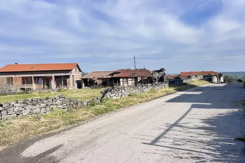 Двуетажна къща с голям двор в с. Ябълково, обл. Хасково