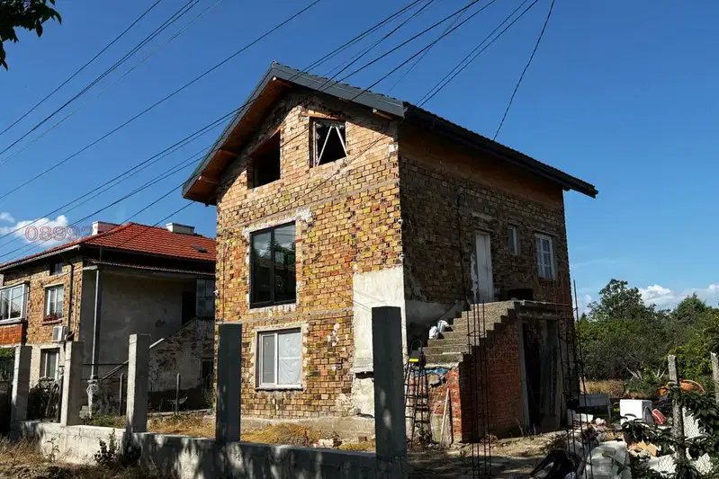 Къща 3-стаен в с. Златитрап с голям двор и нов покрив