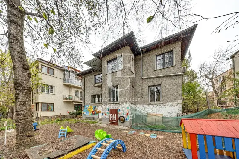 Къща в София, Център