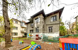 Къща в София, Център