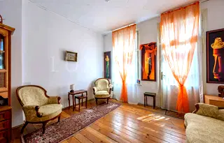 Къща в София, Център