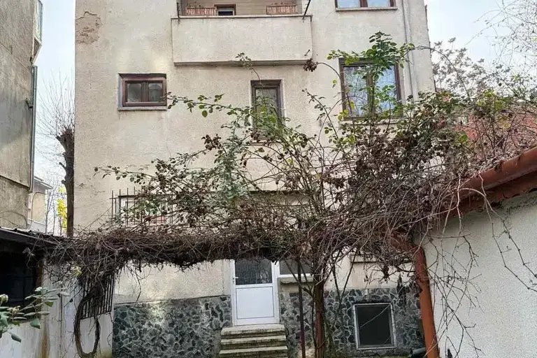 Къща в София, Център