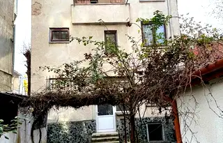 Къща в София, Център