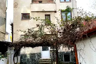 Къща в София, Център