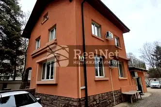 Къща в София, Изток