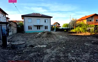Къща в София, Враждебна