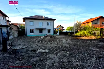 Къща в София, Враждебна