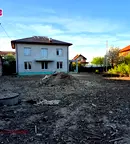 Къща в София, Враждебна