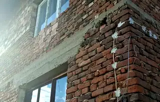 Къща в София, Враждебна