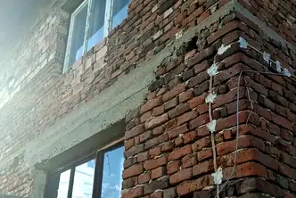 Къща в София, Враждебна