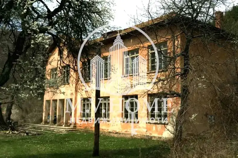 Двуетажна къща 360 кв.м. в с. Буковец с голям парцел