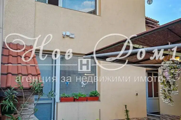 House in Varna, Pogrebi