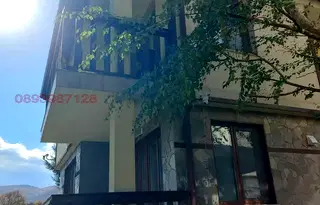 Къща в Перник, Земен