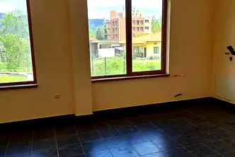 Офис в София, Правец