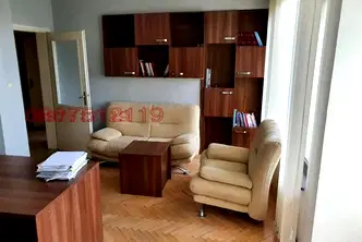 Офис в София, Лагера