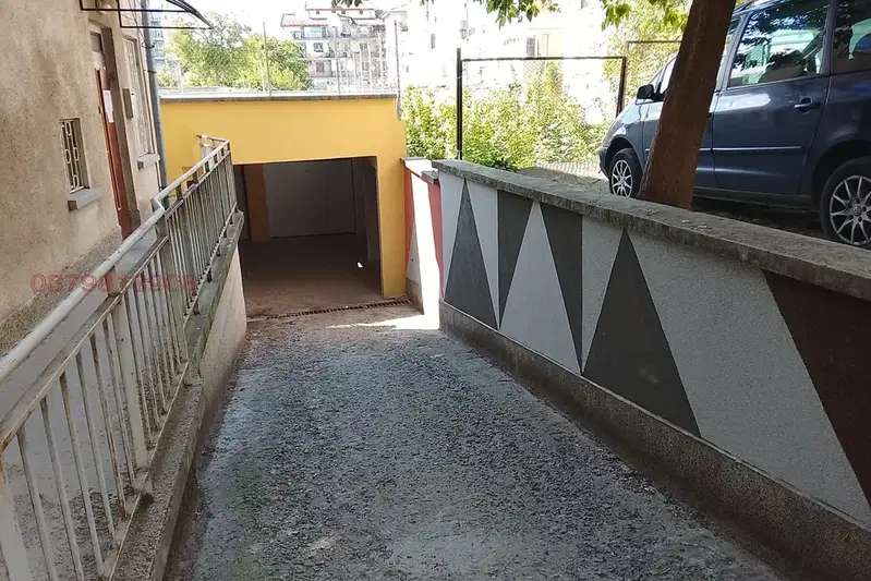 Garage in Pleven, Idealen Centyr