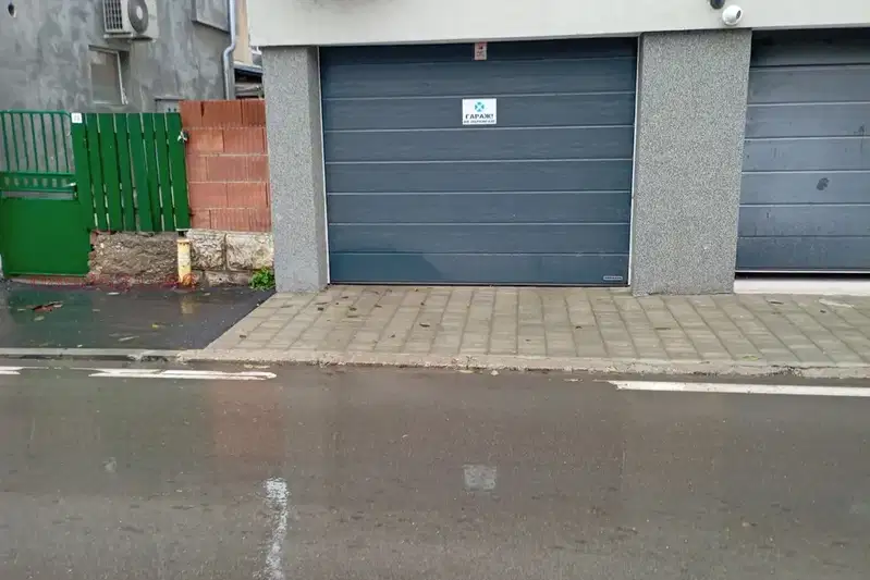 Garage in Ruse, Centyr