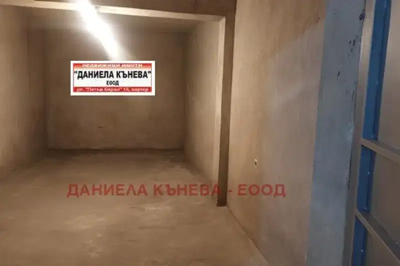 Garage/Parking in Ruse, Centyr