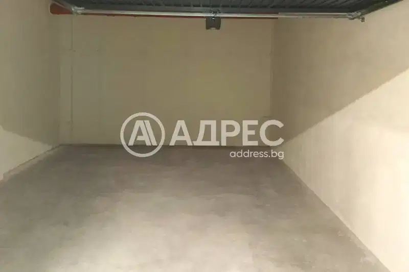 Garage/Parking in Sofiya, Banishora