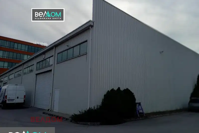 Warehouse in Varna, Vladislav Varnenchik 1